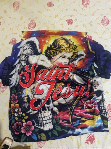 Vendo camisa de botão com estampa.