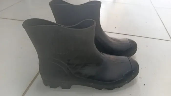 Bota de borracha/pvc cano curto N° 41. R$ 30,00