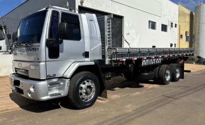ford cargo 2428 6x2 2010 carroceria