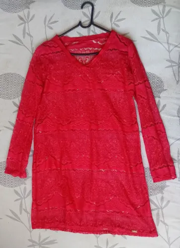 Roupa de renda, vermelha.