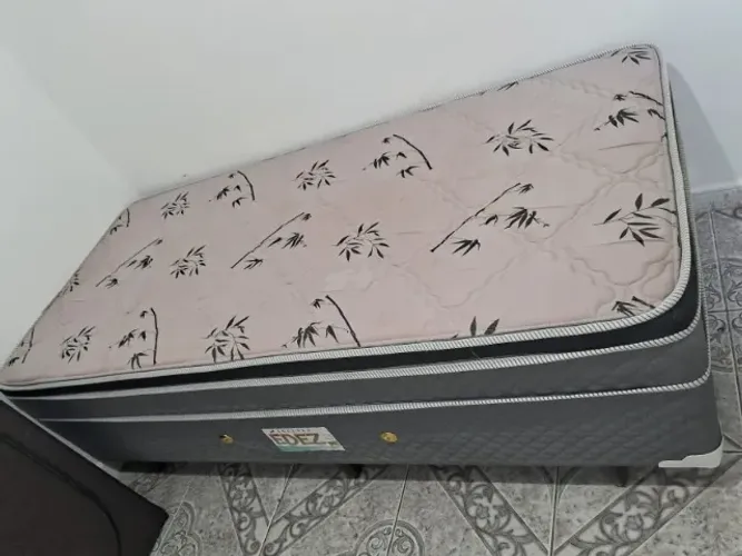 Cama de Solteiro Box em perfeito estado, SEMI NOVA. Motivo da Venda: Mudança!
