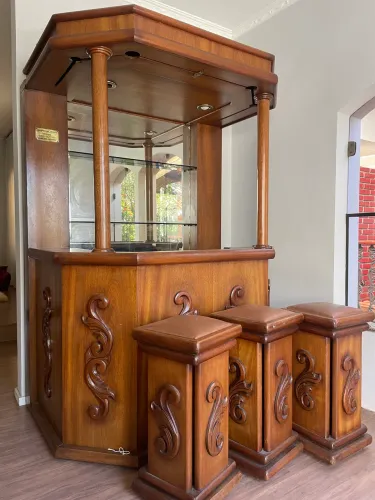 BAR COLONIAL EM MADEIRA MACIÇA COM 3 BANQUETAS