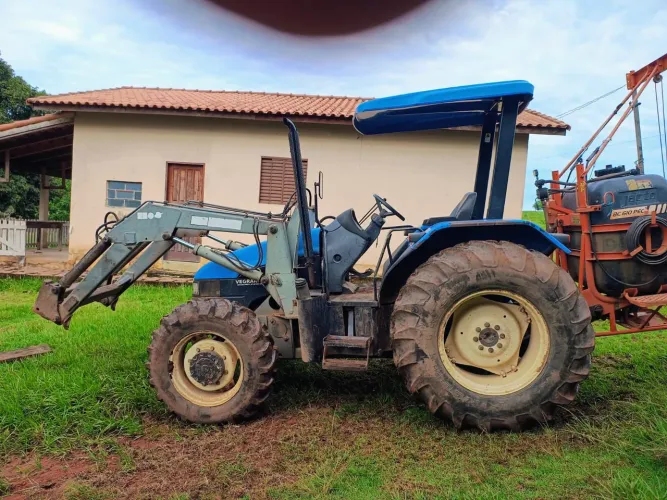 Trator marca New Holland 