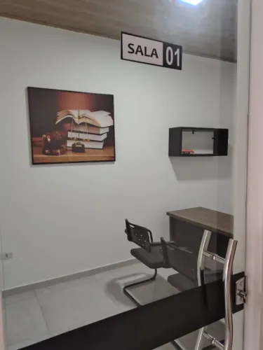 Alugo Sala Comercial semimobiliada e com ar-condicionado.