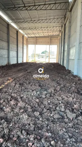 Pavilhão muito bem localizado beira de faixa