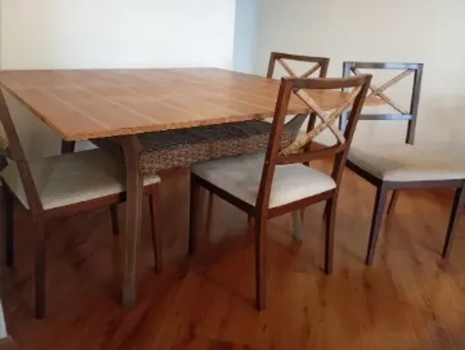 Mesa de jantar quadrada