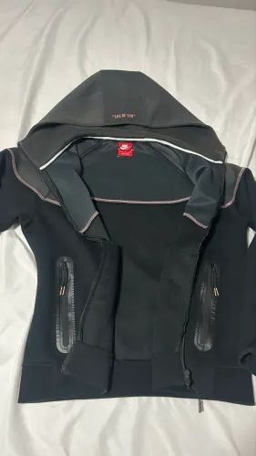 Nike tech syna world