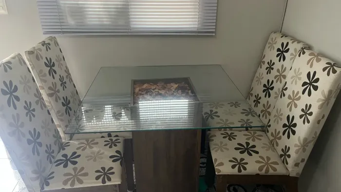 Mesa de vidro com 4 cadeiras estofadas