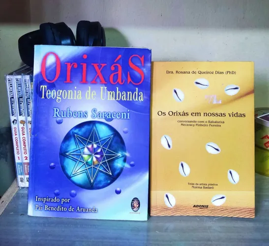 2 livros Orixás e Umbanda 