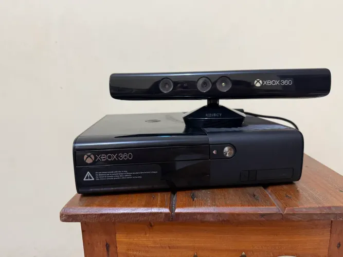 Xbox 360 Slim + 2 controles + Kinect