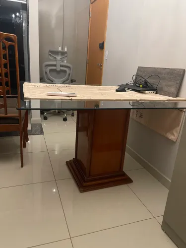 Vendo mesa R$ 2.700,00 com cadeiras