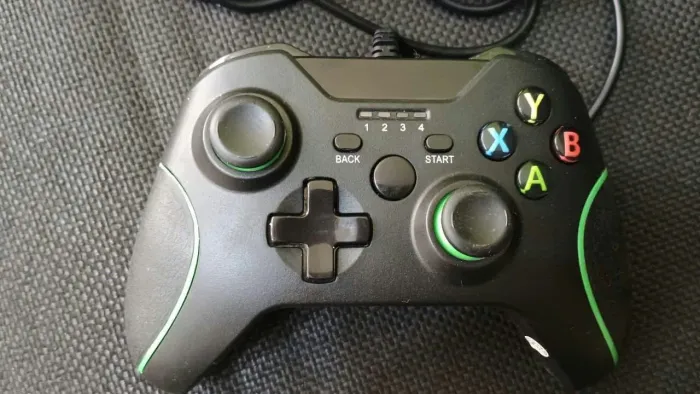 CONTROLE XBOX ONE SEMI-NOVO FUNCIONANDO PERFEITAMENTE COM FIO. $150,00