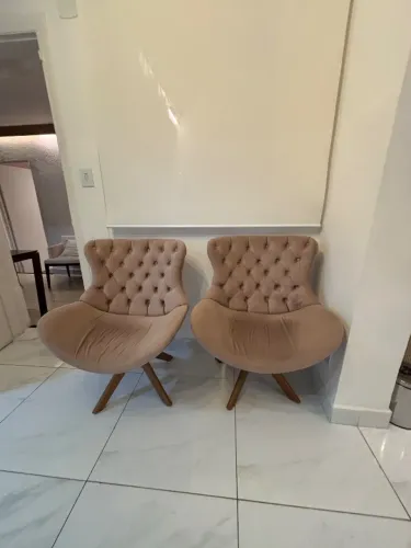 DUAS Poltronas Elegantes