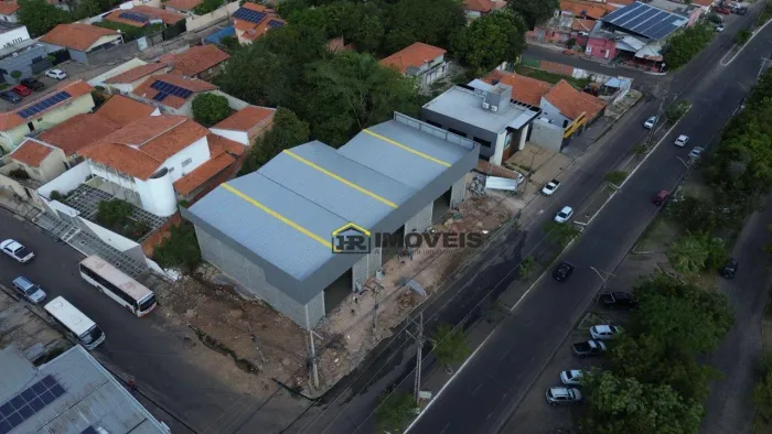 Galpão Comercial para Aluguel na Av. Pedro Freitas Zona Sul