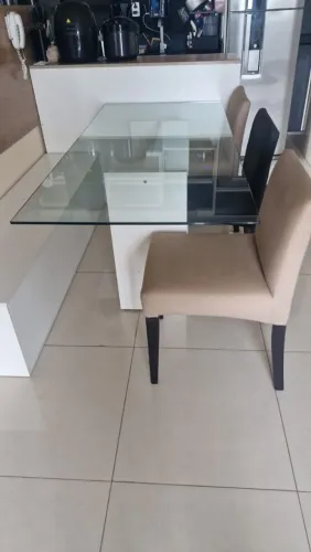Mesa de vidro e cadeiras
