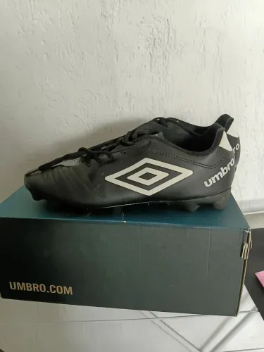 Chuteira umbro Classic preta tamanho 42