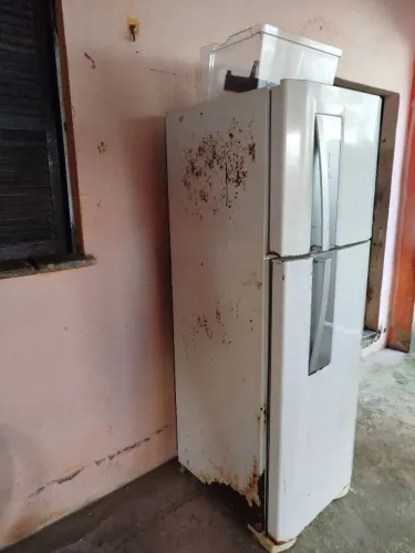 Geladeira frost free 382L usada,.só não está gelando em baixo, só no congelador