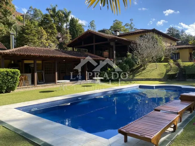 Mansão à venda em Itaipava (Vale do Cuiabá), em condomínio de alto padrão.