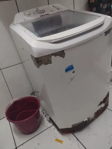 Máquina de lavar funcionando só com ferrugem embaixo e 1 pé quebrado