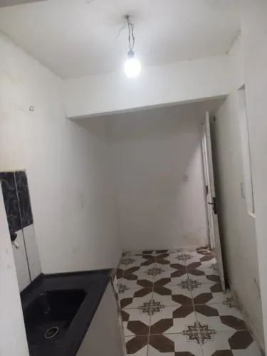 alugamos kitnet pequena para mulher (1 pessoa) no cruzeiro do anil -rua militar