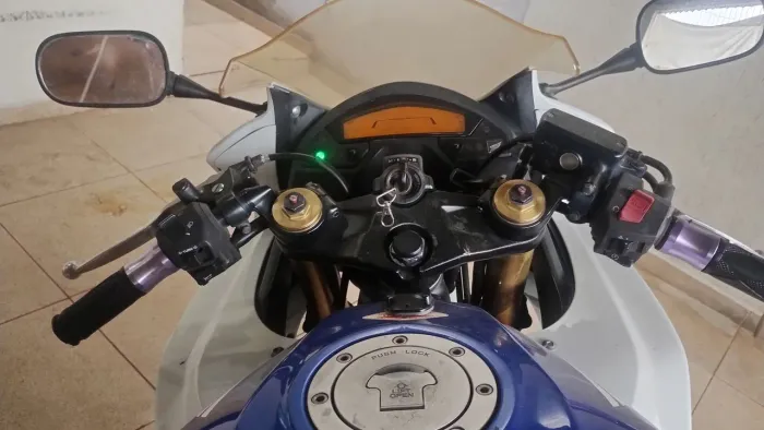 Moto CBR 600F, bem conservada