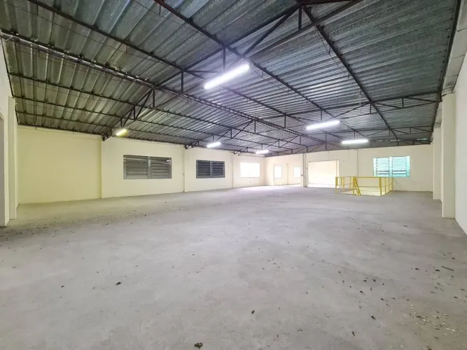 Galpão a venda ou Locação com 700 m² no Bairro Vila Nova [002545]