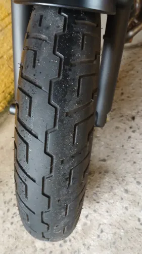 Moto em estado de zero, sem detalhes