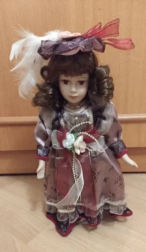 Boneca de porcelana antiga