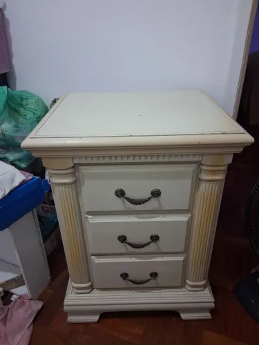 Cômoda estilo antigo 