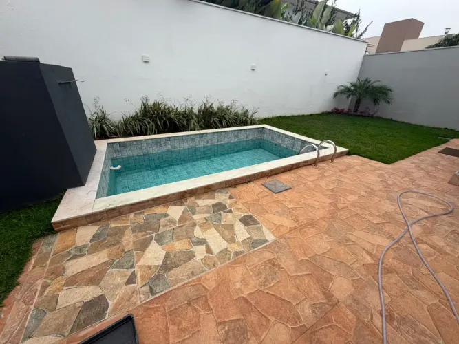 Sobrado para aluguel com 270 metros quadrados com 3 quartos em Condomínio Belvedere - Cuia