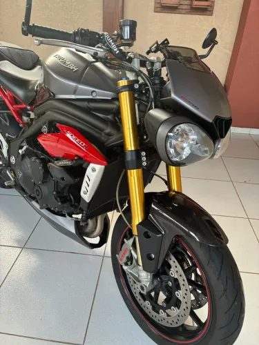 Triumph Speed Triple 1050 versão R