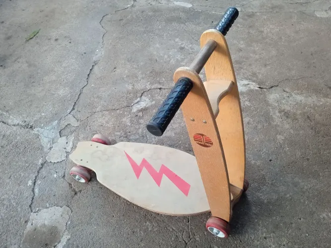 Patinete de madeira infantil