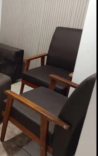Cadeiras modernas em ambiente interno