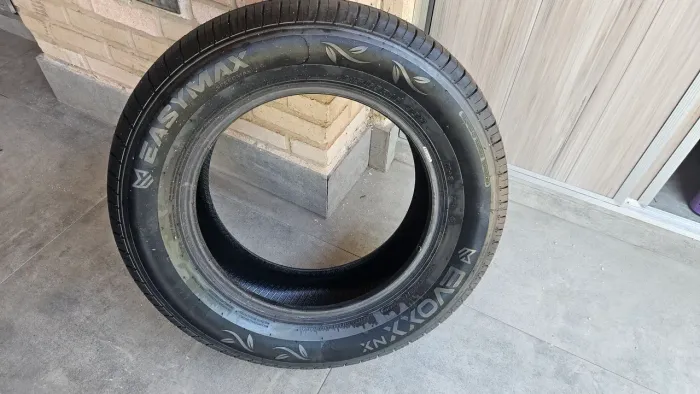 Pneu semi novo - apenas 20km de uso -"215/65R16