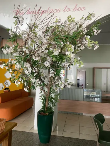 Árvore artificial decorativa ? 3 metros de altura x 1,40 m de largura.