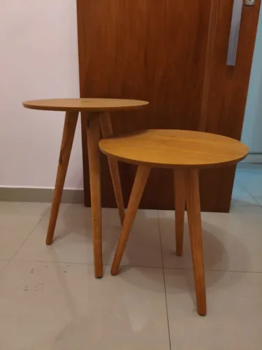Conjunto de duas mesas laterais