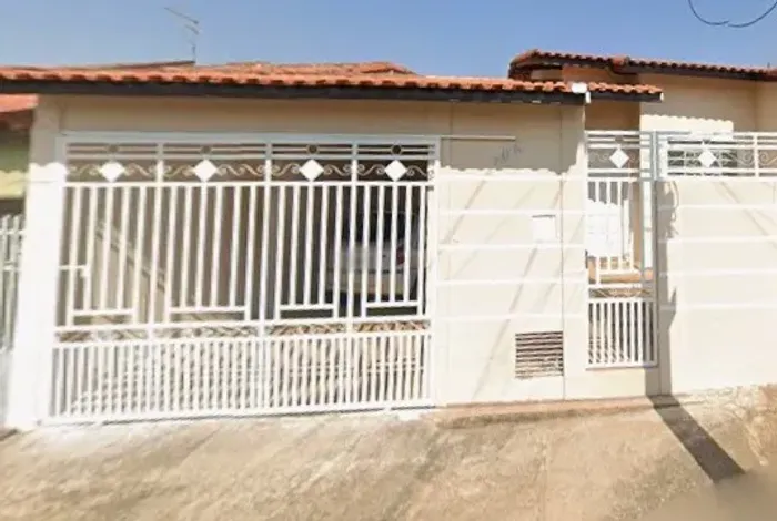 Casa a venda em Itapetininga S/P bem localizada, 2 quartos sendo 1 suíte e quintal.
