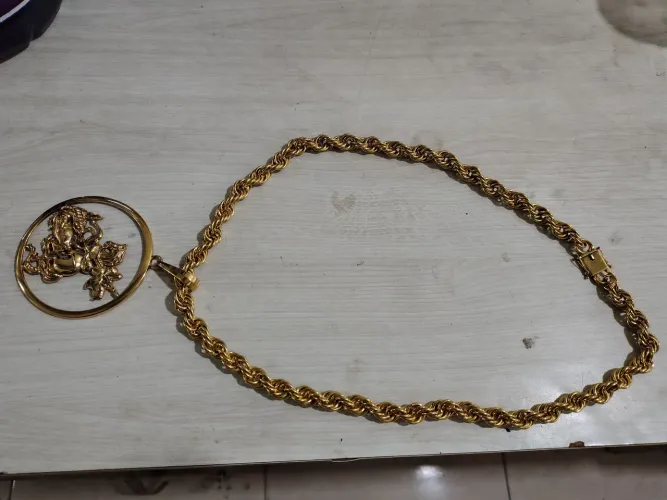 Corrente  elo baiano de moeda antiga com pingente de São Jorge banhada a ouro