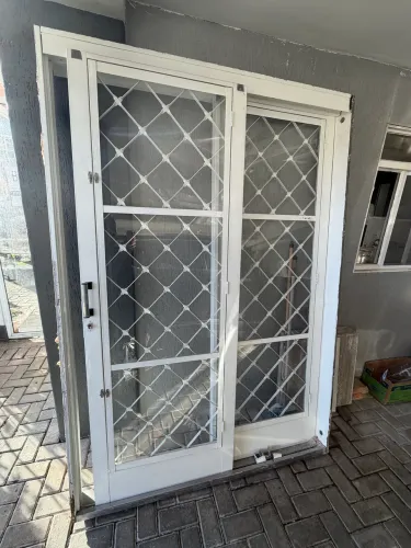 Porta janela de correr para sacada de aço com grade vidros trilho em inox