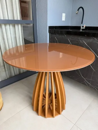 Mesa Redonda de Design em Madeira e Vidro Terracota