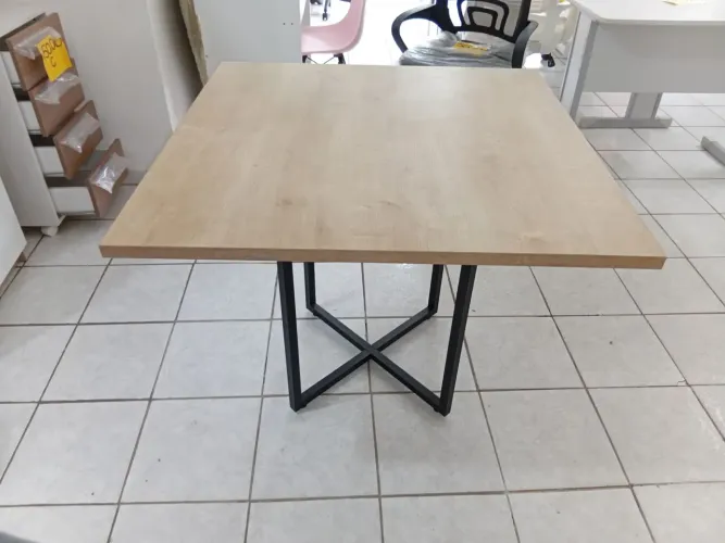 Mesa de reunião  90x90 cm 