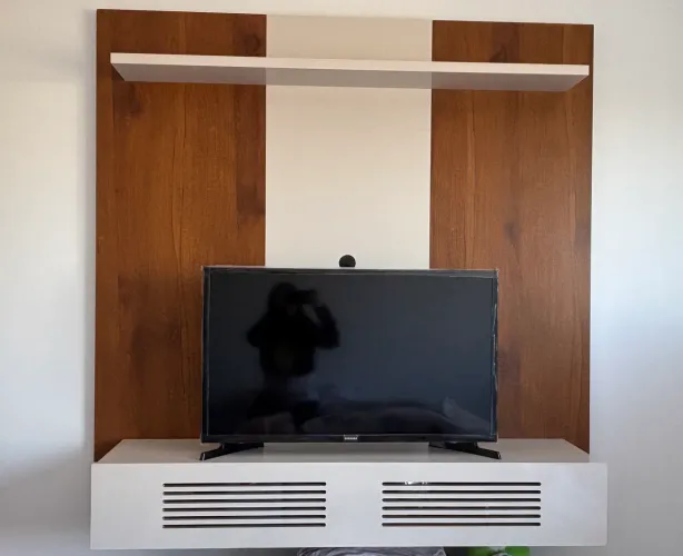 Painel de Tv suspenso - amadeirado e branco 