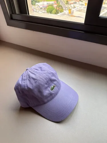 Vendo boné Lacoste lilás