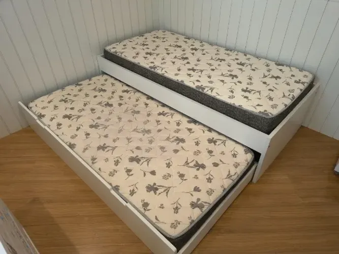Cama Solteiro com Cama Auxiliar (MDF 25mm Branco TX) + 2 Colchões Ortobom (pouco uso)