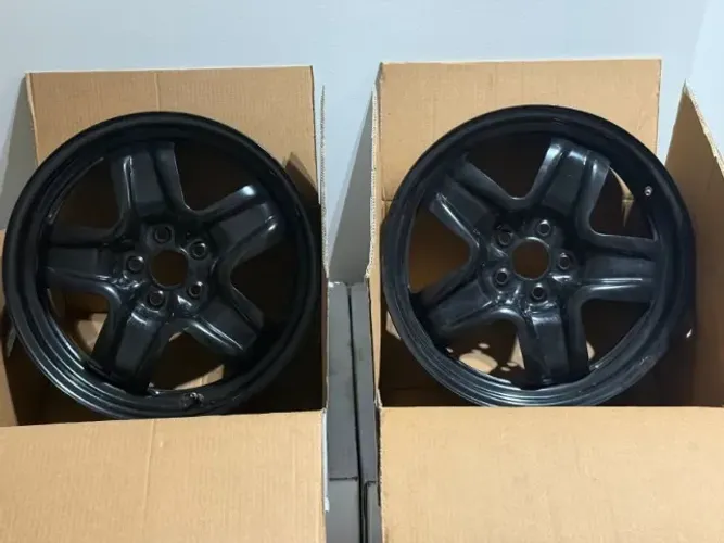 PARTE 1 - 2 Rodas de Ferro Aro 17 com calotas - Furação 5x105 (Produto Original GM) 