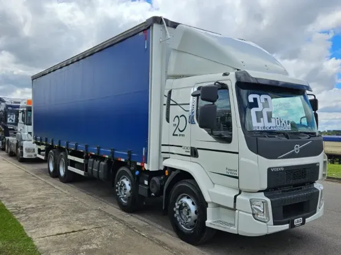 Volvo VM 330 8x2 Bitruck Sider Ano 2022 Automático Plano de Manutenção Sider 9.75 Interno