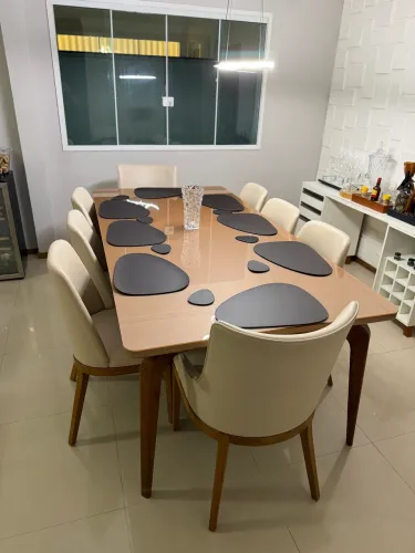 Mesa de Jantar 8 Lugares + 8 Cadeiras Estofadas