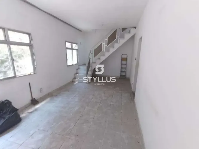 Casa Duplex com Terraço e Suíte em Localização Privilegiada em Pilares! RO01X