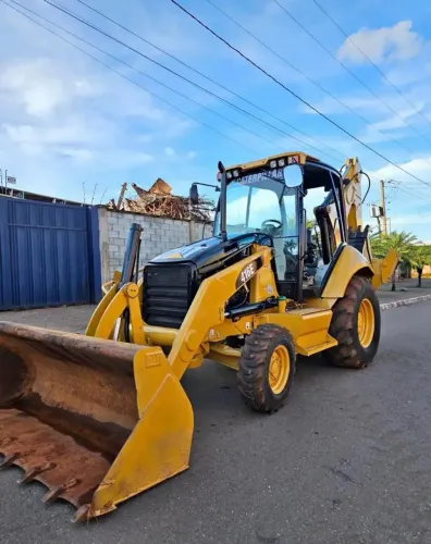 VENDO UMA RETROESCAVADEIRA CATERPILLAR 416E