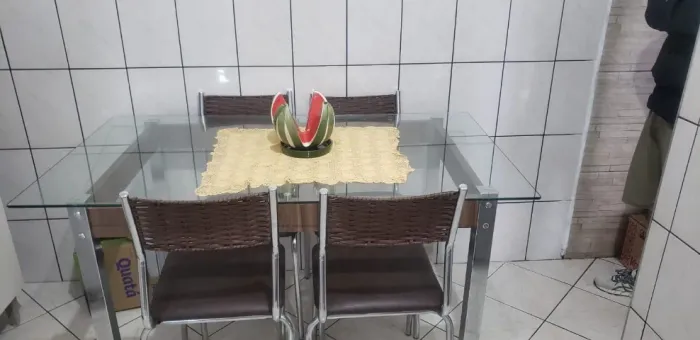 Mesa de janta com quadro cadeira e guarda roupa 